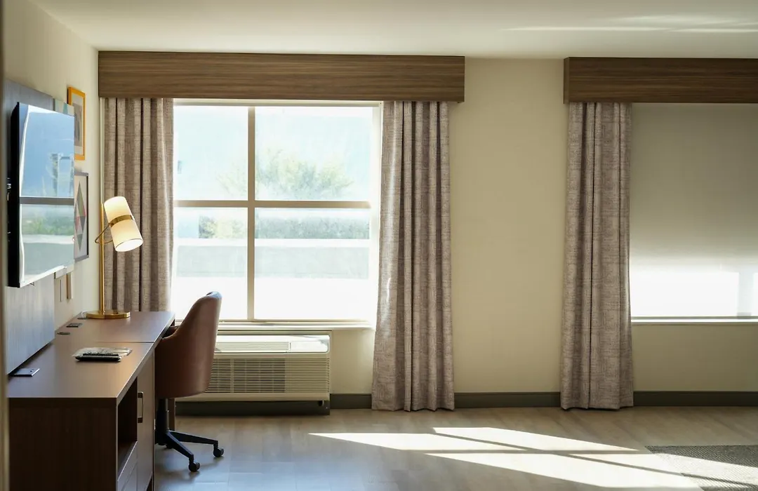 Holiday Inn & Suites Phoenix Airport By Ihg-1